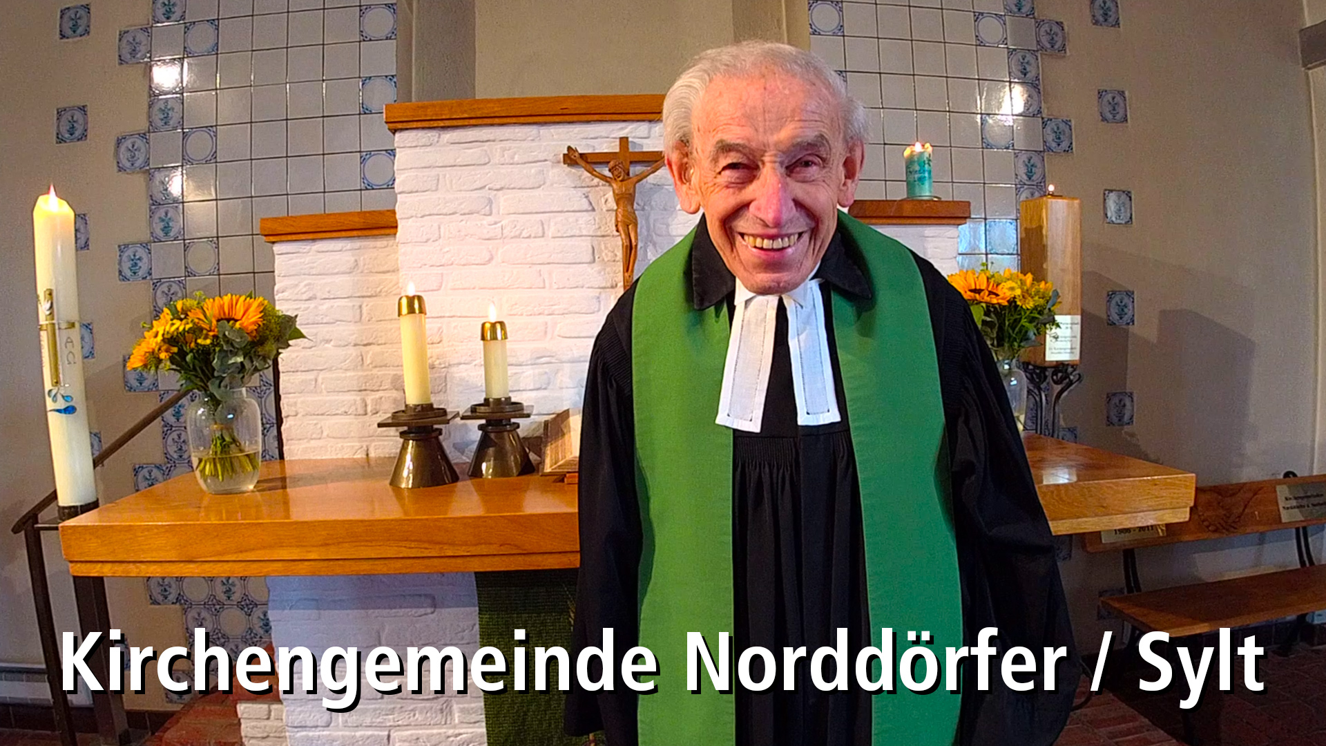 Pastor Hartung lacht