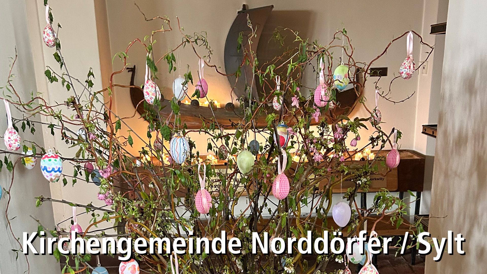 Ostereier vor Kerzenschiff zu Ostern